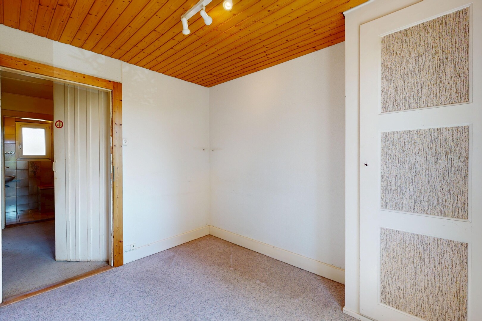 leerer raum mit gipskartonwand, drywall, inside property, teppich, und carpet