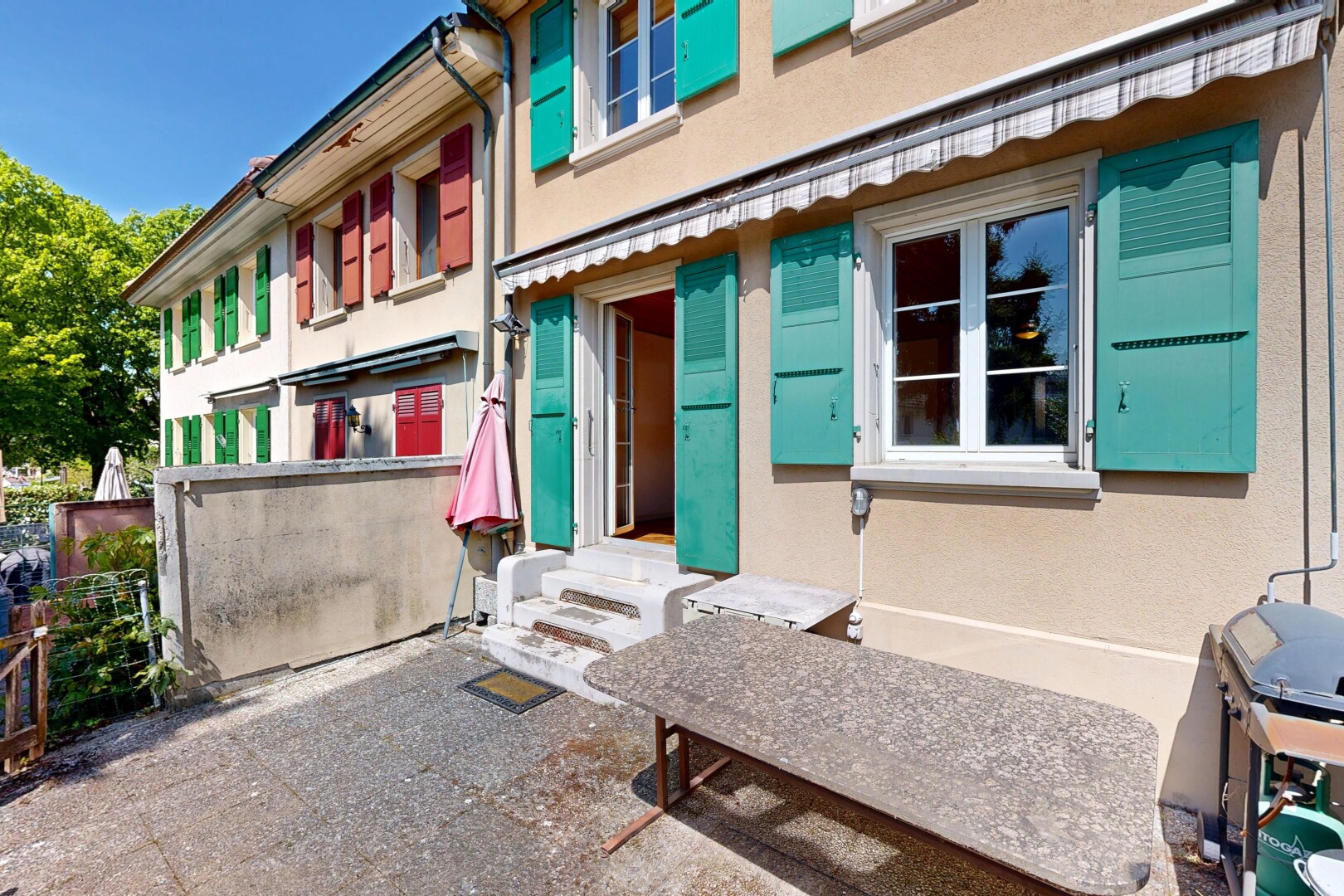terrasse mit grill, markise, und day time