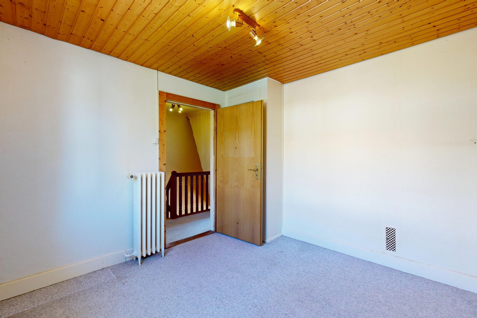 leerer raum mit drywall, gipskartonwand, track lighting, deckenbeleuchtung, und kühler