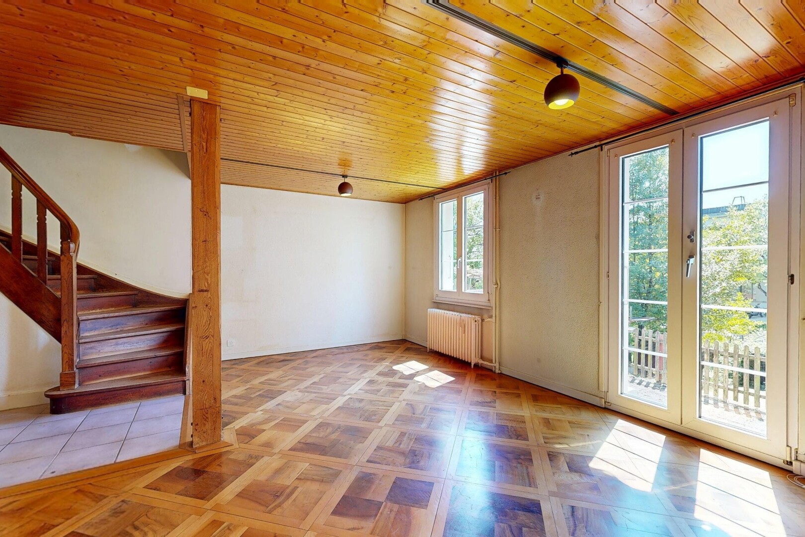 leerer raum mit natural light, natürliches licht, inside property, treppen, und parquet floor