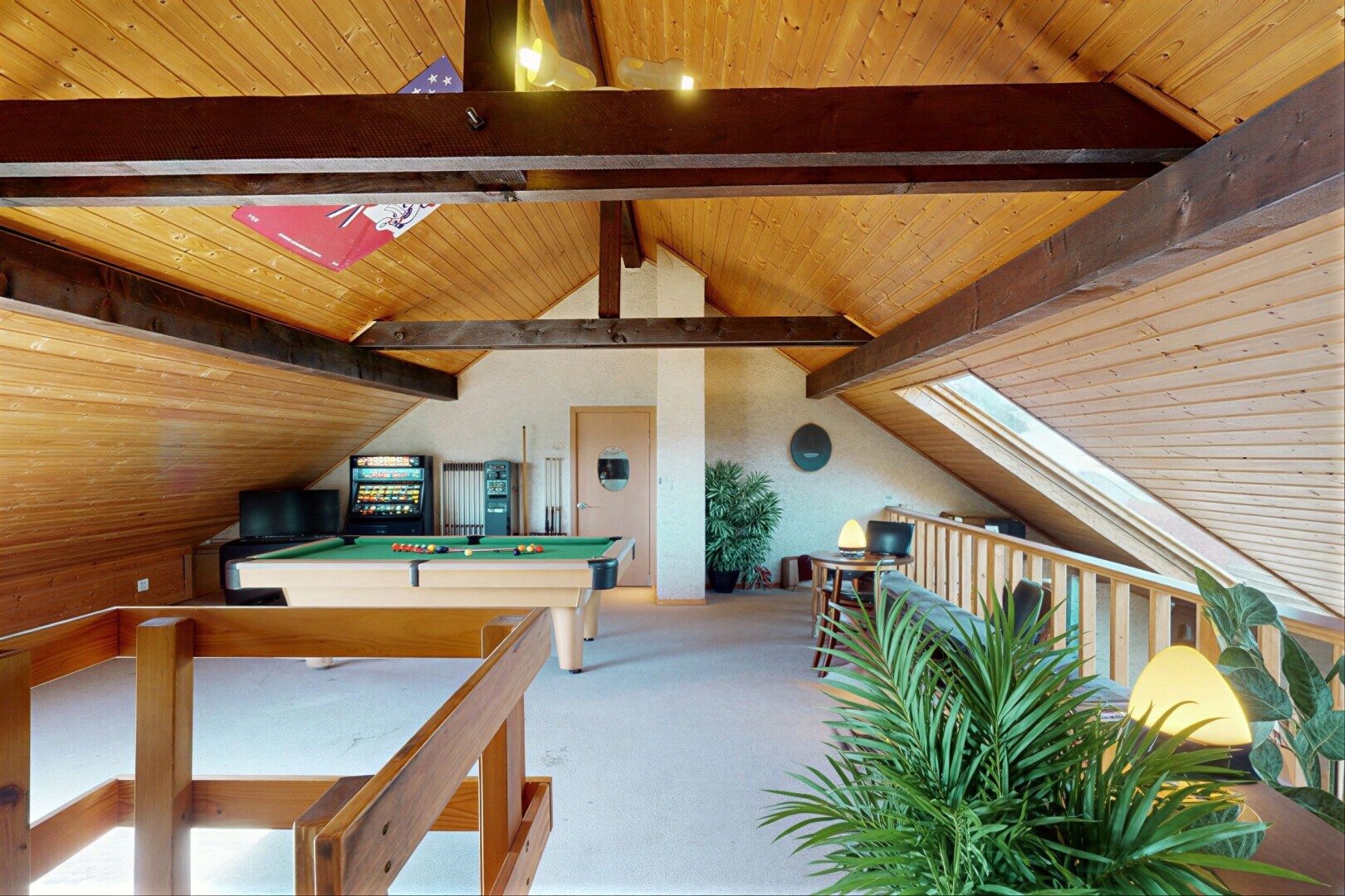 leerer raum mit wood ceiling, holzdecke, vaulted ceiling, dachschräge, und cathedral ceiling