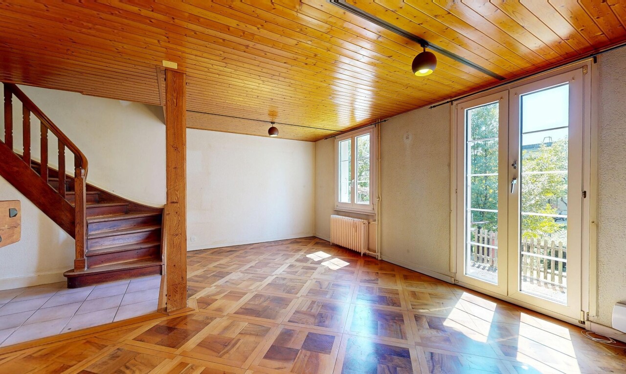 leerer raum mit natural light, natürliches licht, inside property, treppen, und parquet floor