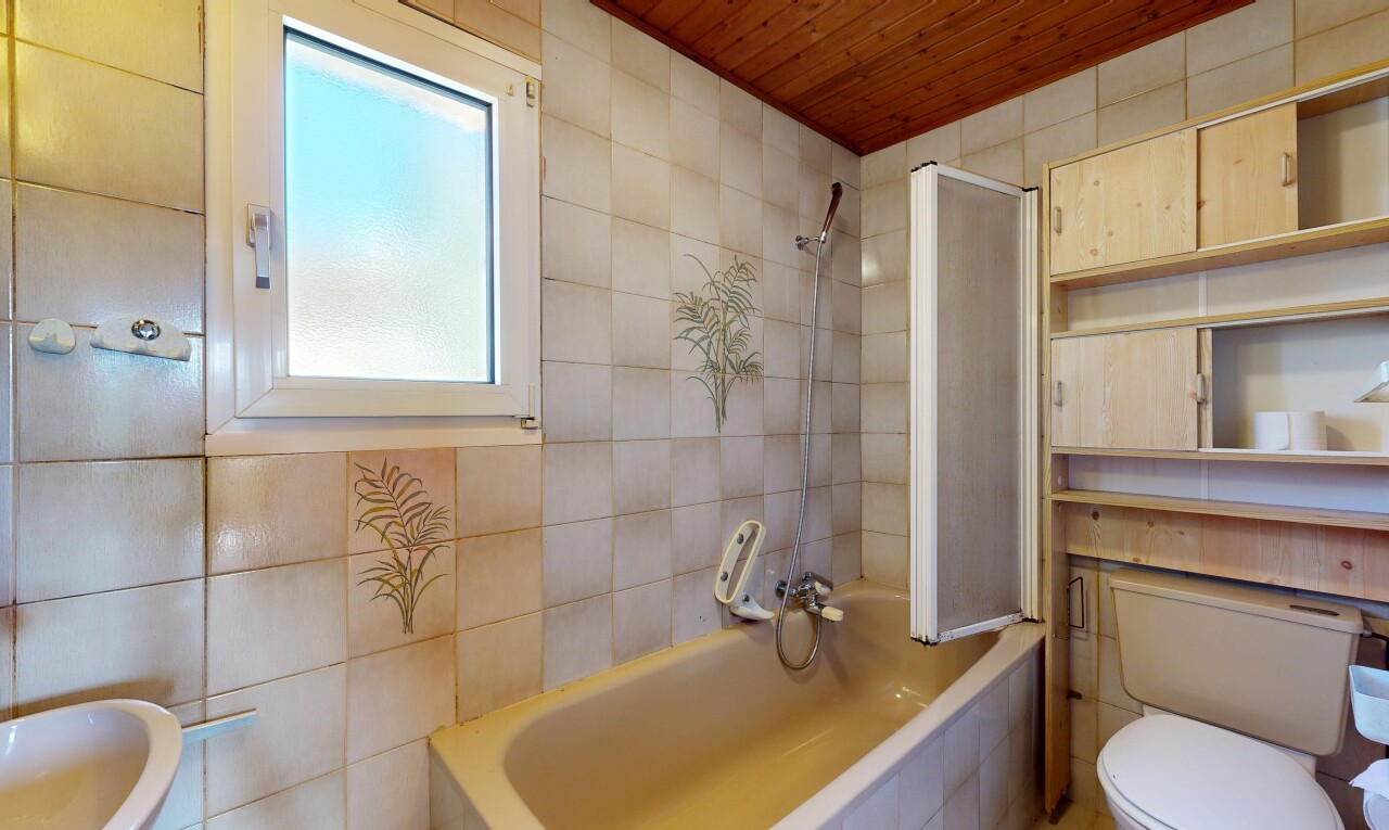 bad mit toilette, komplettes badezimmer, kombiniertes bad / dusche, inside property, und tile wall