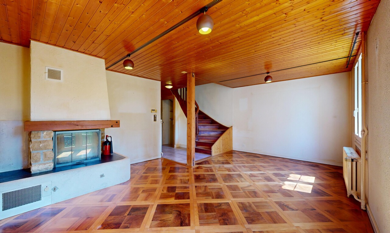 wohnzimmer mit holzdecke, wood ceiling, inside property, treppen, und kamin