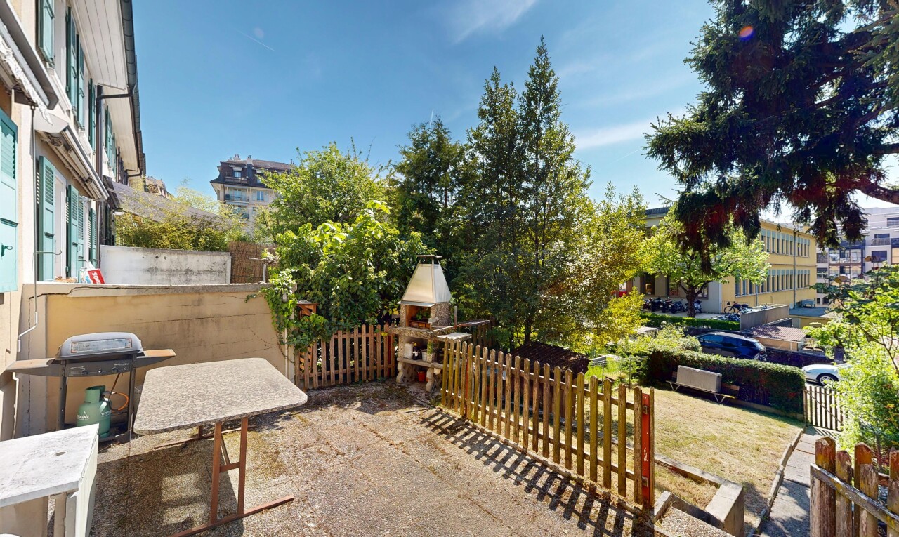 terrasse mit terrasse, day time, grill, zaun, und from property
