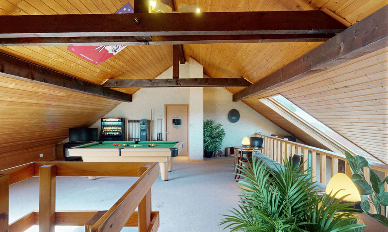 leerer raum mit wood ceiling, holzdecke, vaulted ceiling, dachschräge, und cathedral ceiling