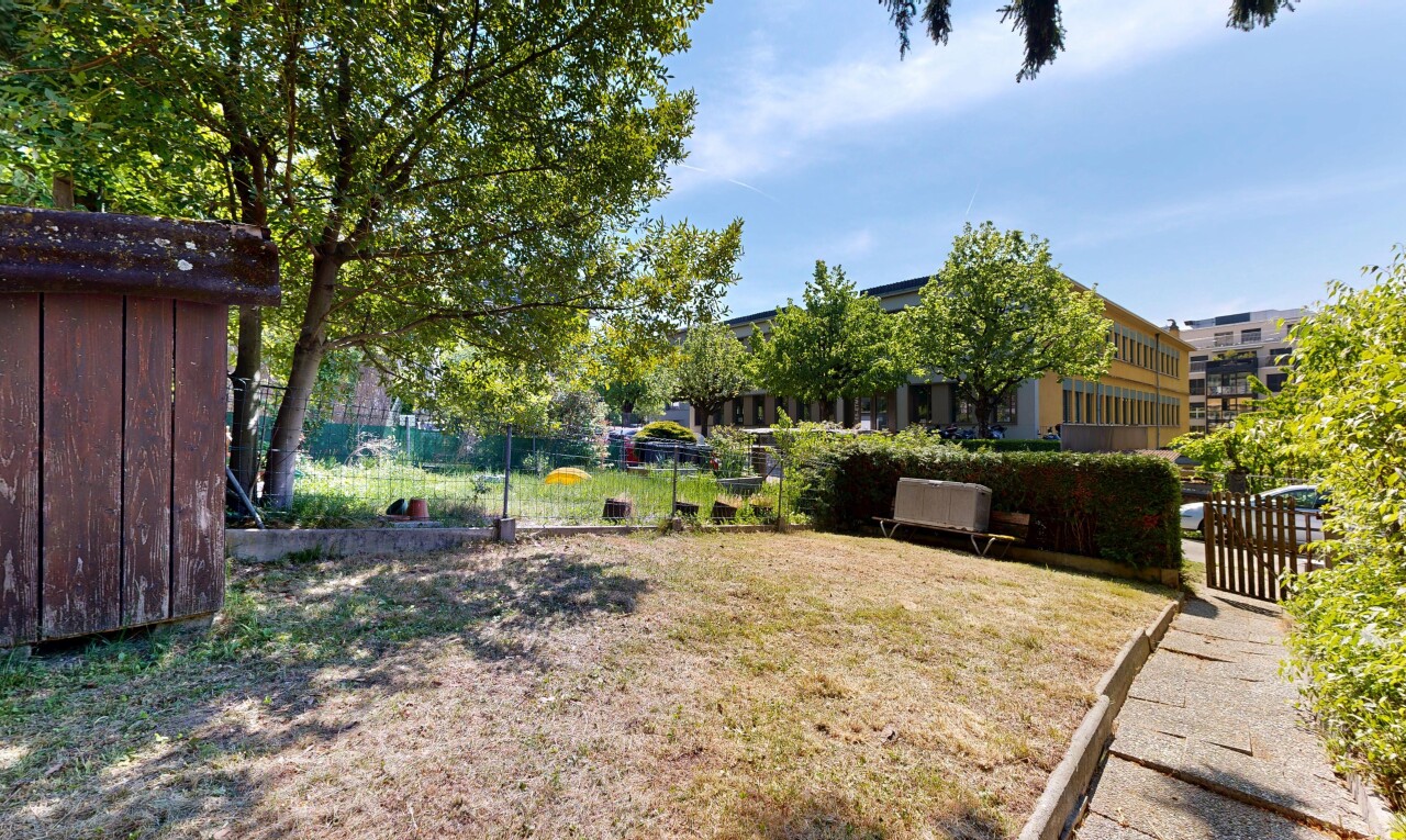 garten mit zaun, day time, und rasen