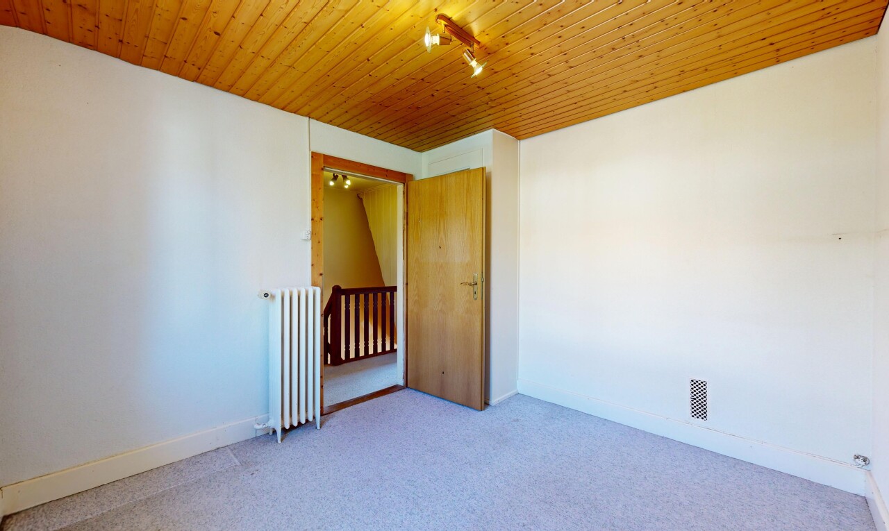 leerer raum mit drywall, gipskartonwand, track lighting, deckenbeleuchtung, und kühler