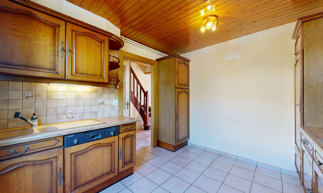 küche mit arched cabinets, bogenförmige schränke, light countertops, arbeitsplatten, und light floor