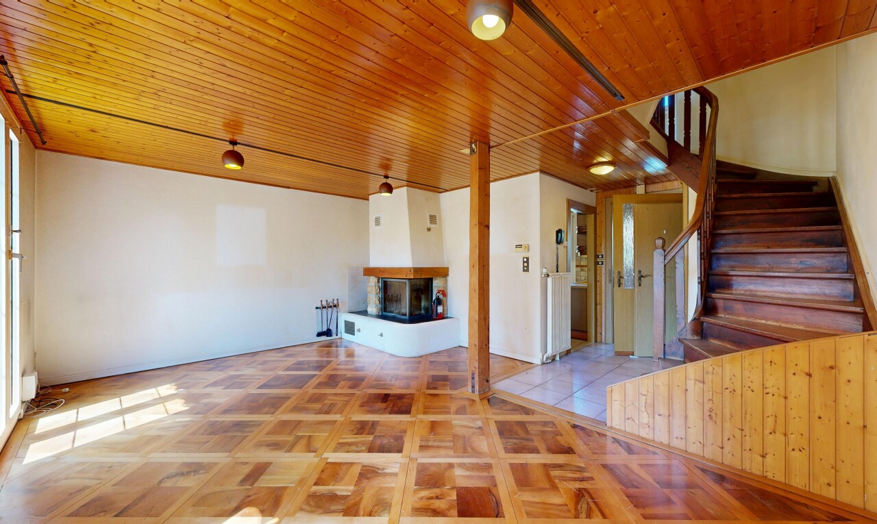 wohnzimmer mit treppen, inside property, drywall, gipskartonwand, und wood ceiling