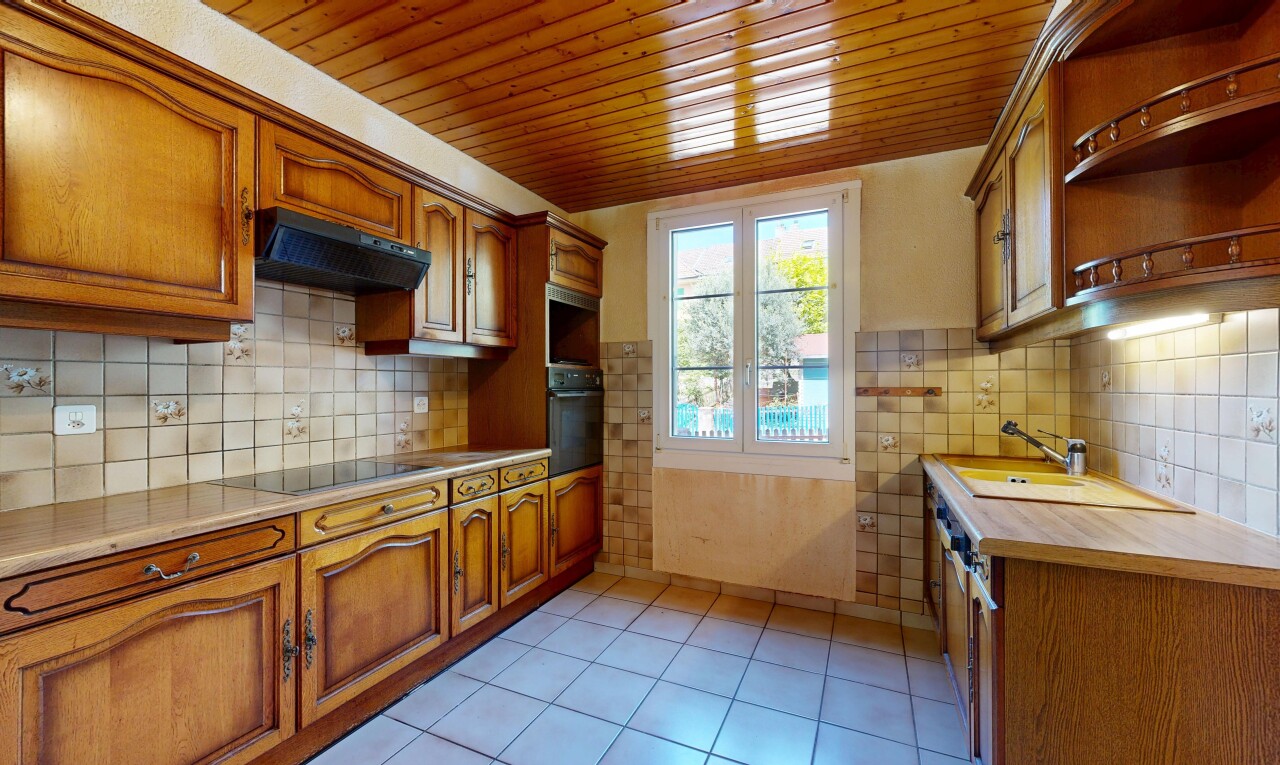 küche mit medium brown cabinets, mittelbraune schränke, light countertops, arbeitsplatten, und arched cabinets