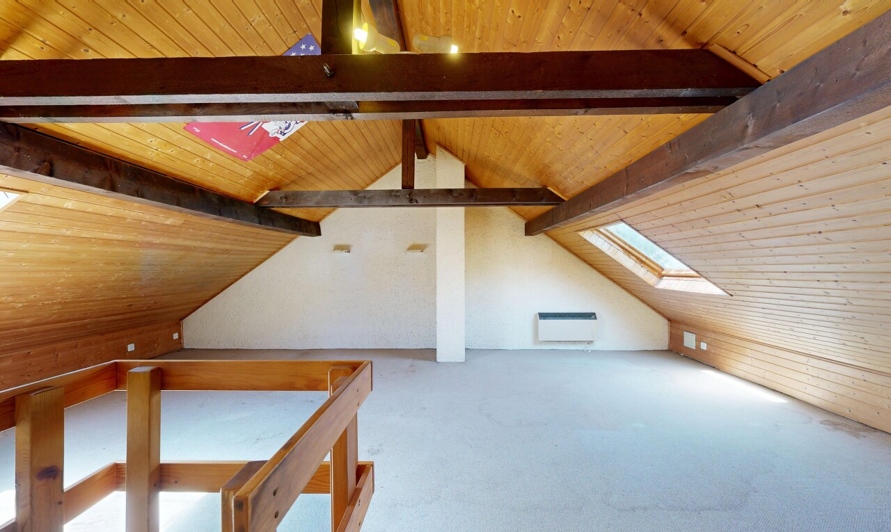 leerer raum mit wood ceiling, holzdecke, vaulted ceiling, dachschräge, und cathedral ceiling