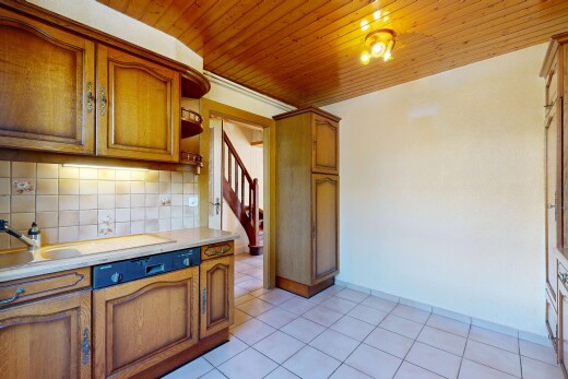 cuisine avec arched cabinets, armoires en arc, light countertops, plans de travail, et light floor