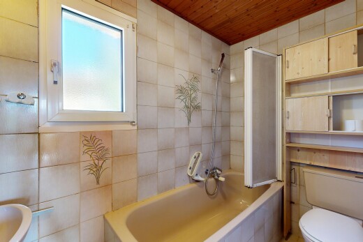 salle de bains avec toilette, salle de bain complète, douche-bain combinés, inside property, et tile wall