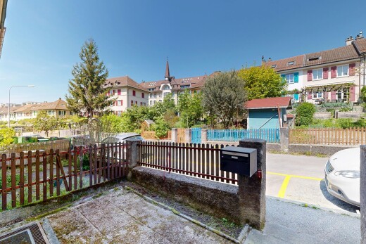 terrasse avec clôture, day time, residential view, vue résidentielle, et from property