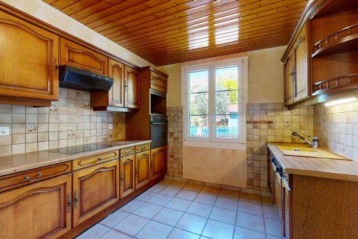 cuisine avec medium brown cabinets, armoires marron moyen, light countertops, plans de travail, et arched cabinets
