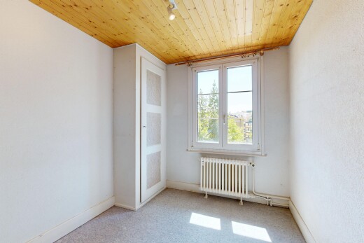pièce vide avec wood ceiling, plafond en bois, natural light, lumière naturelle, et day time