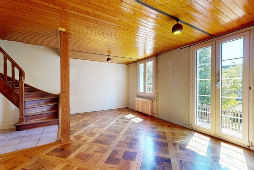pièce vide avec natural light, lumière naturelle, inside property, escaliers, et parquet floor