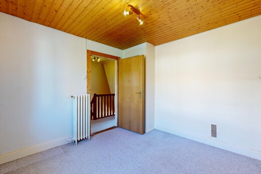 pièce vide avec drywall, cloison sèche, track lighting, éclairage sur rail, et radiateur