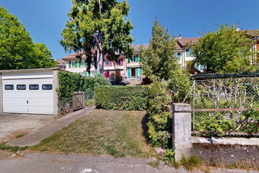 jardin avec day time, clôture, et structure extérieure