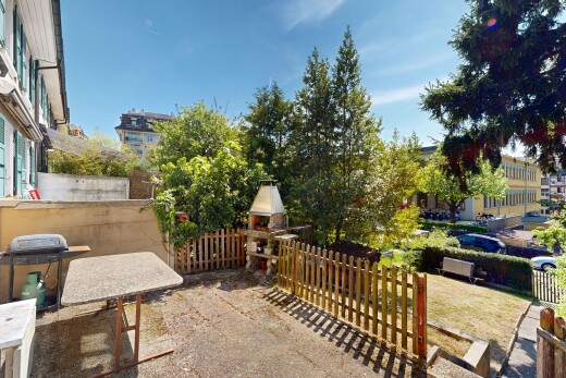 terrasse avec terrasse, day time, gril, clôture, et from property