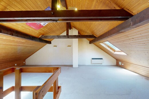pièce vide avec wood ceiling, plafond en bois, vaulted ceiling, plafond voûté, et cathedral ceiling