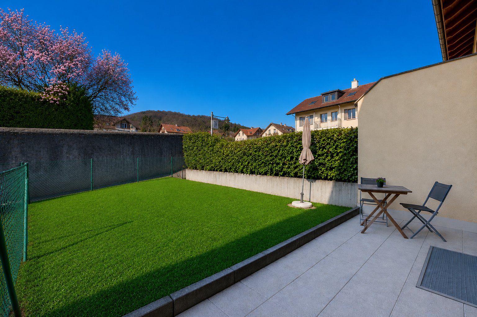 terrasse mit from property, zaun, rasen, und day time