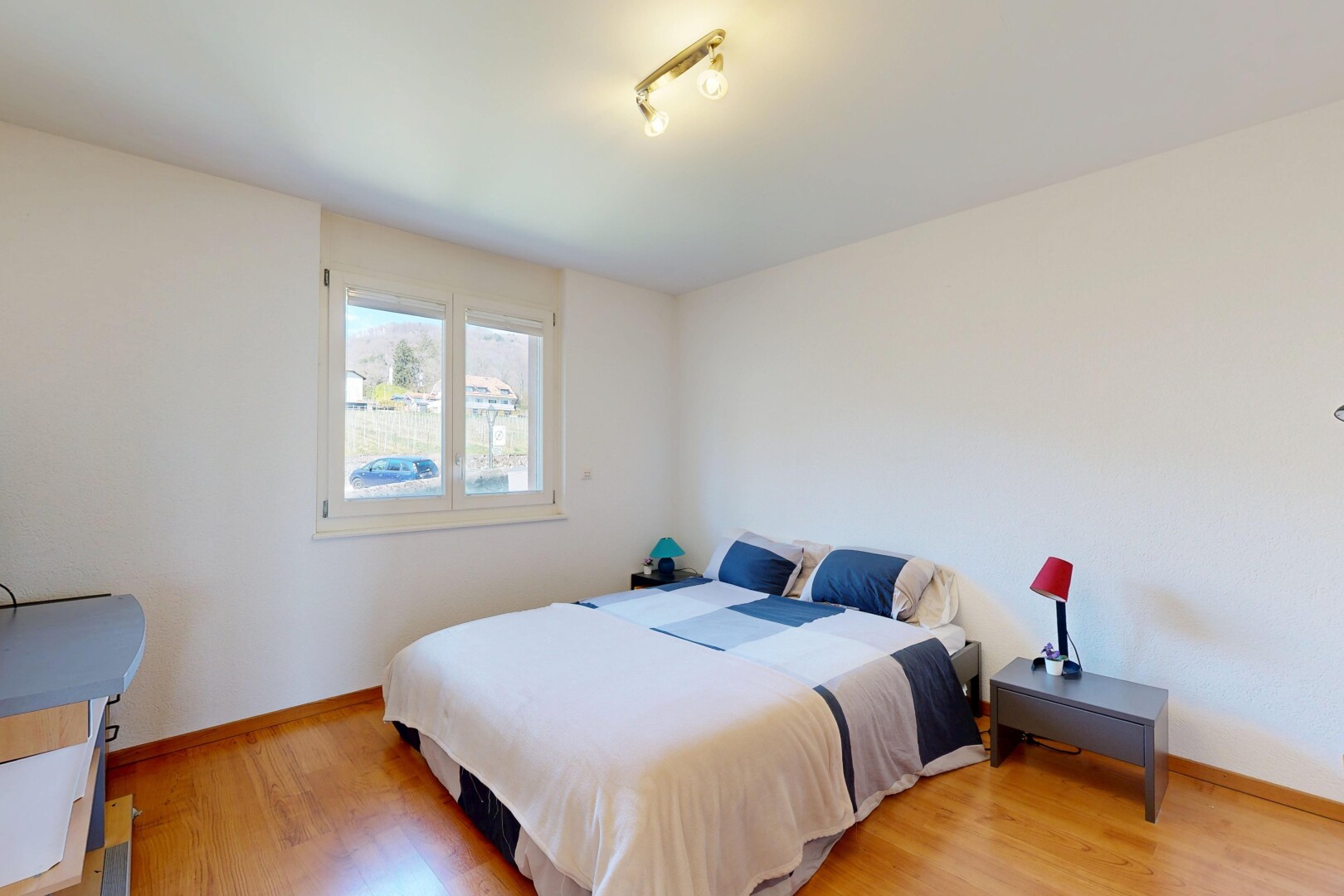chambre avec inside property, cloison sèche, drywall, lumière naturelle, et natural light