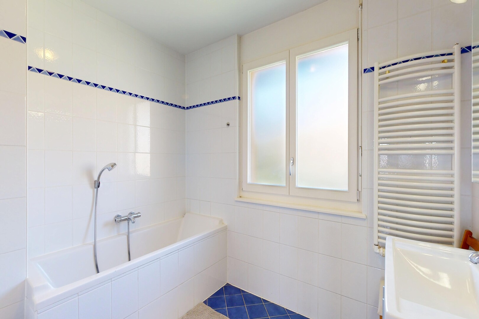 salle de bains avec radiateur, salle de bain complète, chauffe-serviettes, bain, et mur en carrelage