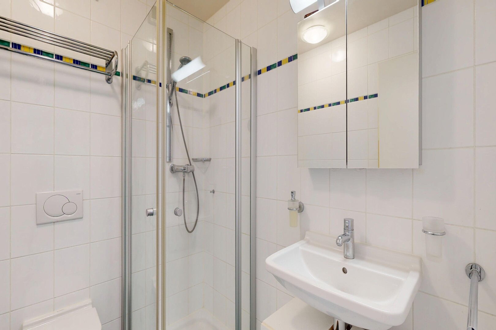 salle de bains avec tile wall, mur en carrelage, miroir, salle de bain complète, et douche
