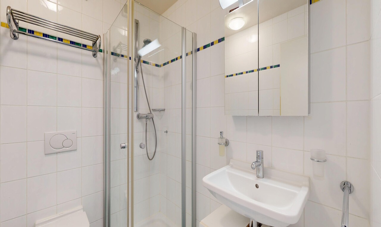 salle de bains avec tile wall, mur en carrelage, miroir, salle de bain complète, et douche