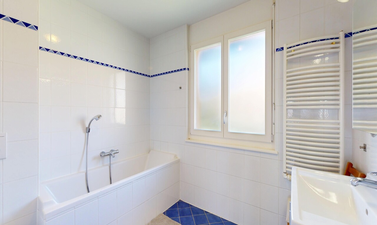 salle de bains avec radiateur, salle de bain complète, chauffe-serviettes, bain, et mur en carrelage
