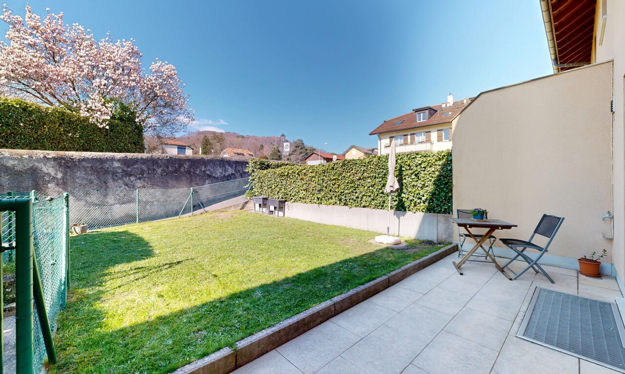 terrasse avec from property, clôture, pelouse, et day time