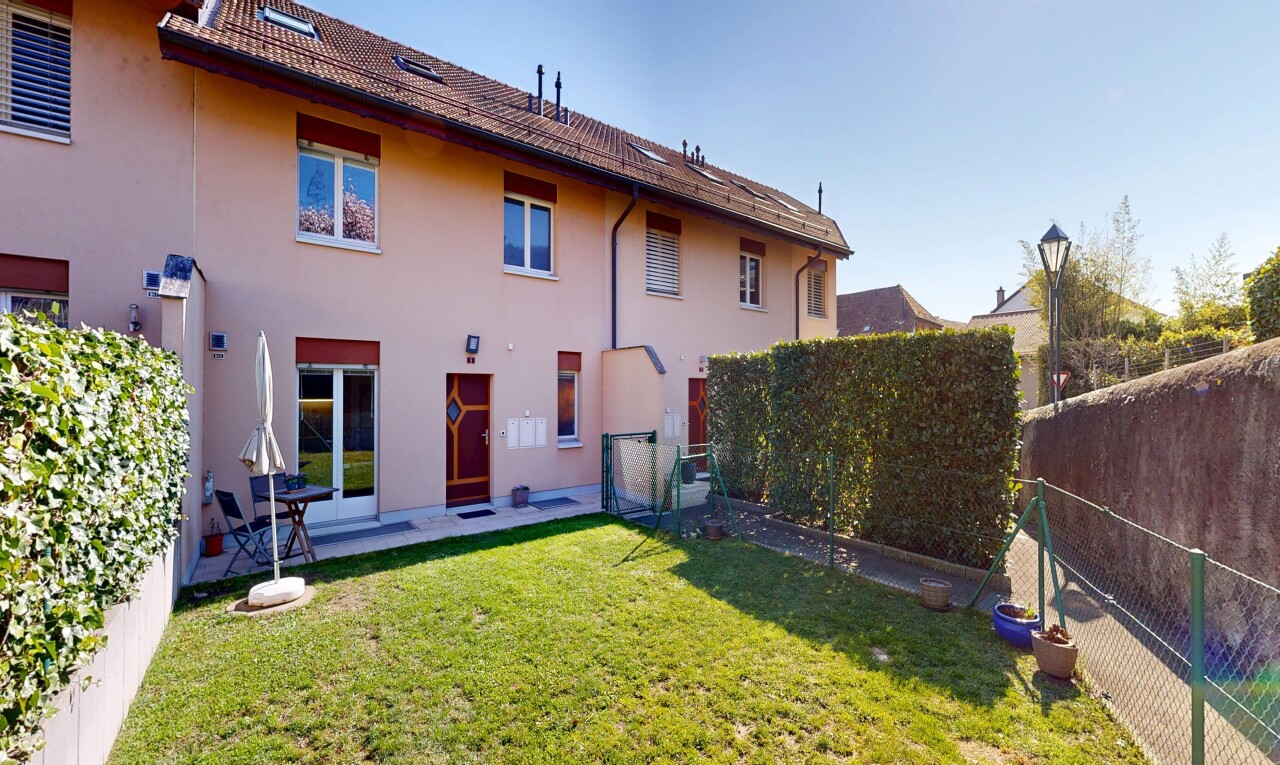 façade avec clôture, property visible, pelouse, bardage en stuc, et terrasse