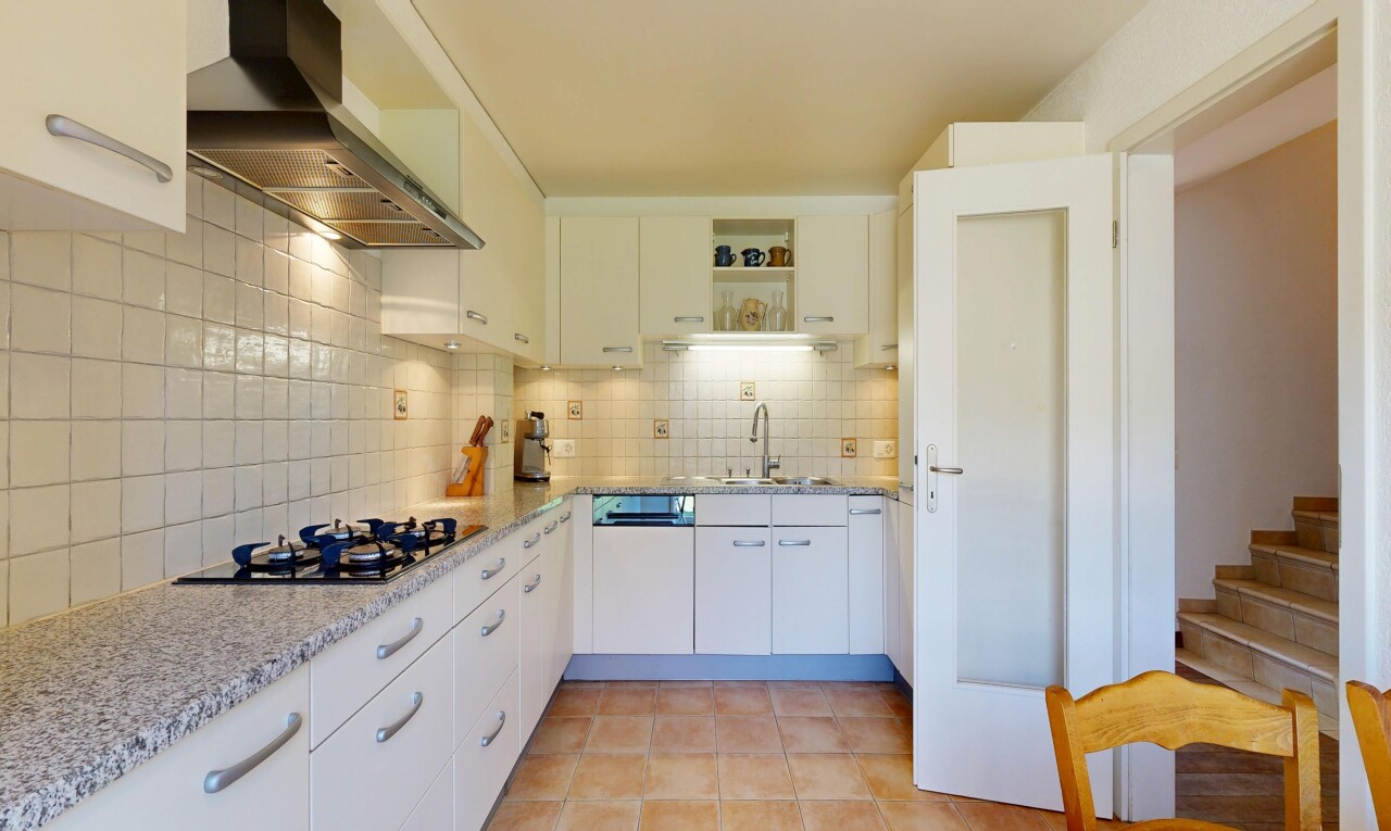 cuisine avec hotte, light countertops, inside property, backsplash, et dosseret