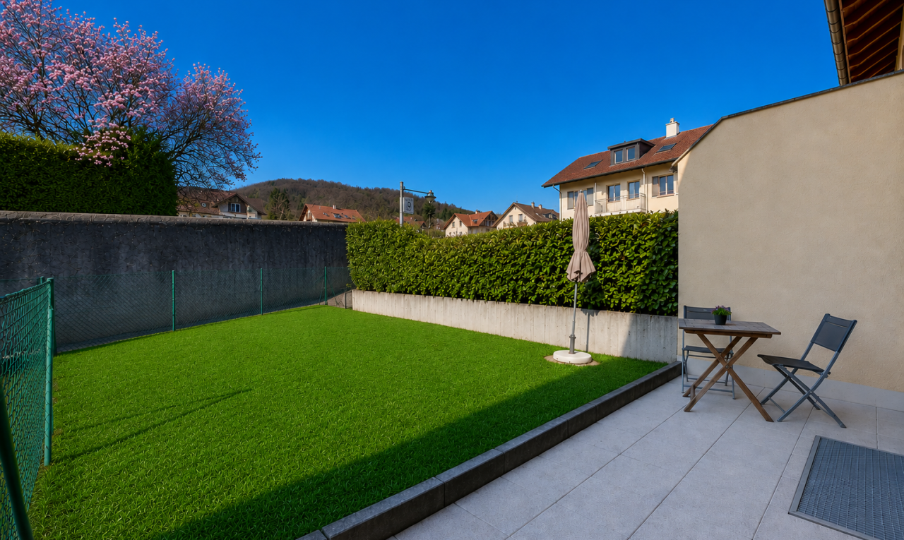 terrasse mit from property, zaun, rasen, und day time