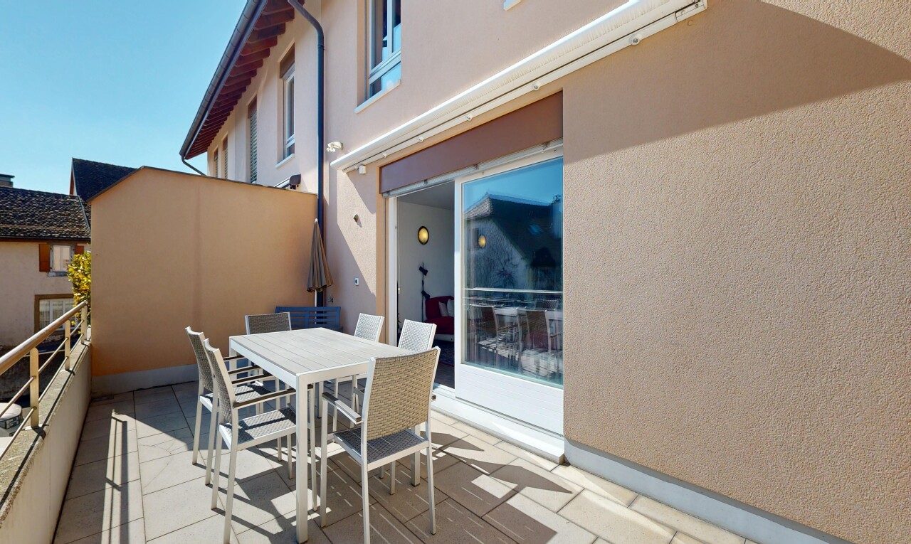 terrasse avec coin repas extérieur, terrasse, day time, et property visible