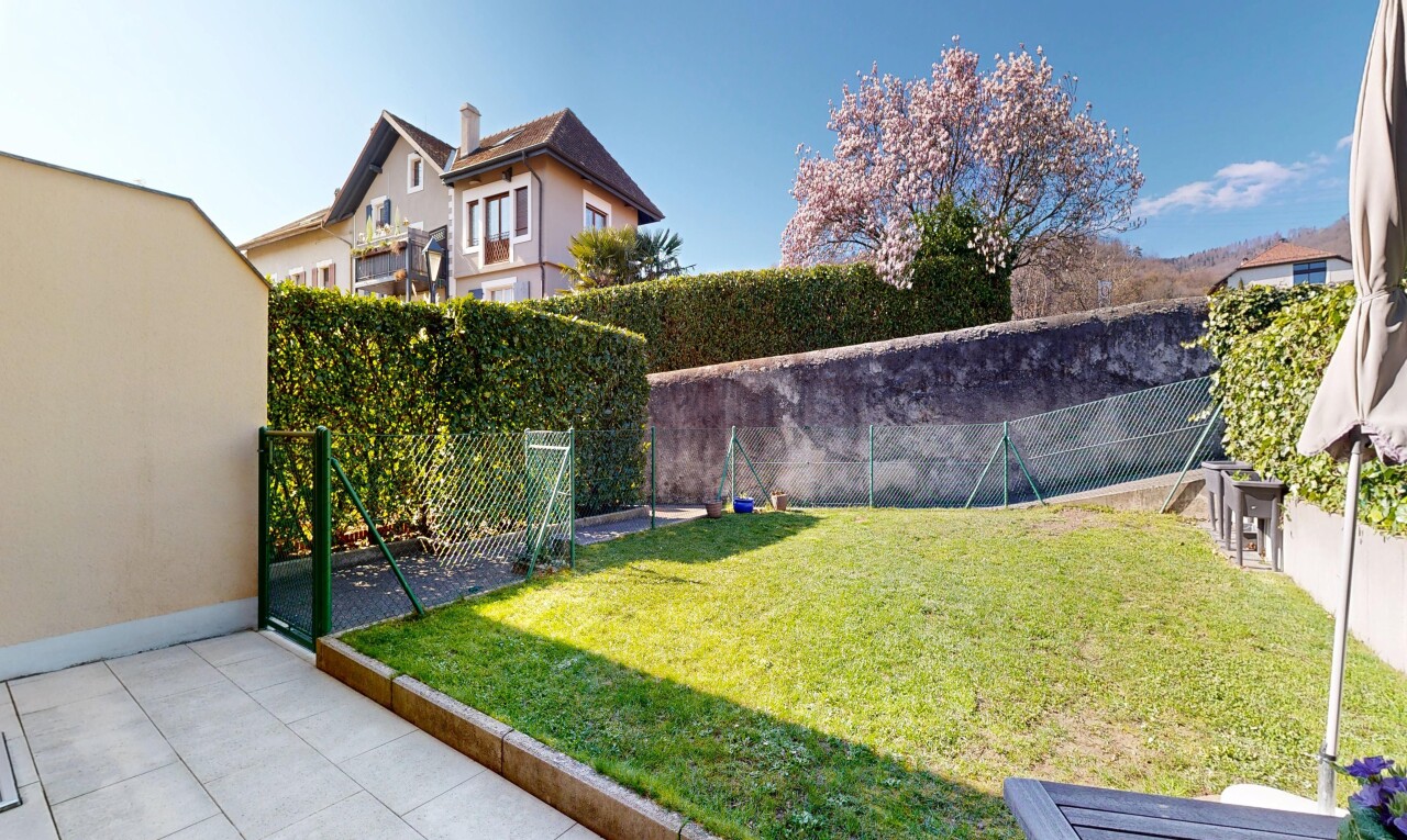 jardin avec clôture, pelouse, day time, et from property