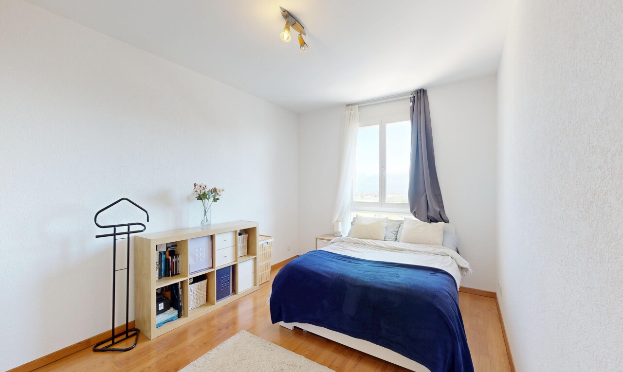 chambre avec sol en finition bois, wood finish floor, inside property, lumière naturelle, et natural light