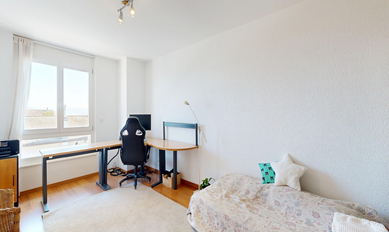 chambre avec sol en finition bois, wood finish floor, lumière naturelle, natural light, et inside property