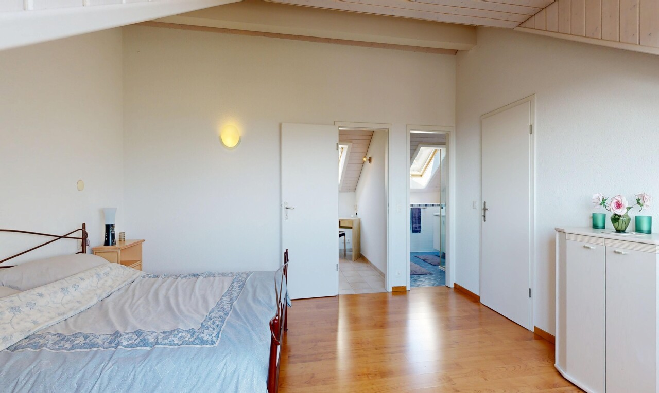 chambre avec vaulted ceiling, plafond voûté, inside property, wood finish floor, et sol en finition bois