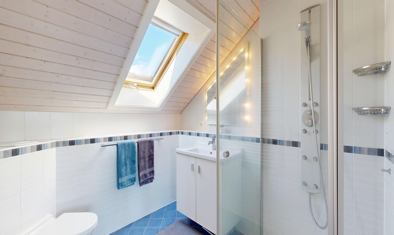 salle de bains avec puits de lumière, tile wall, mur en carrelage, lavabo (ou coiffeuse selon le contexte), et douche