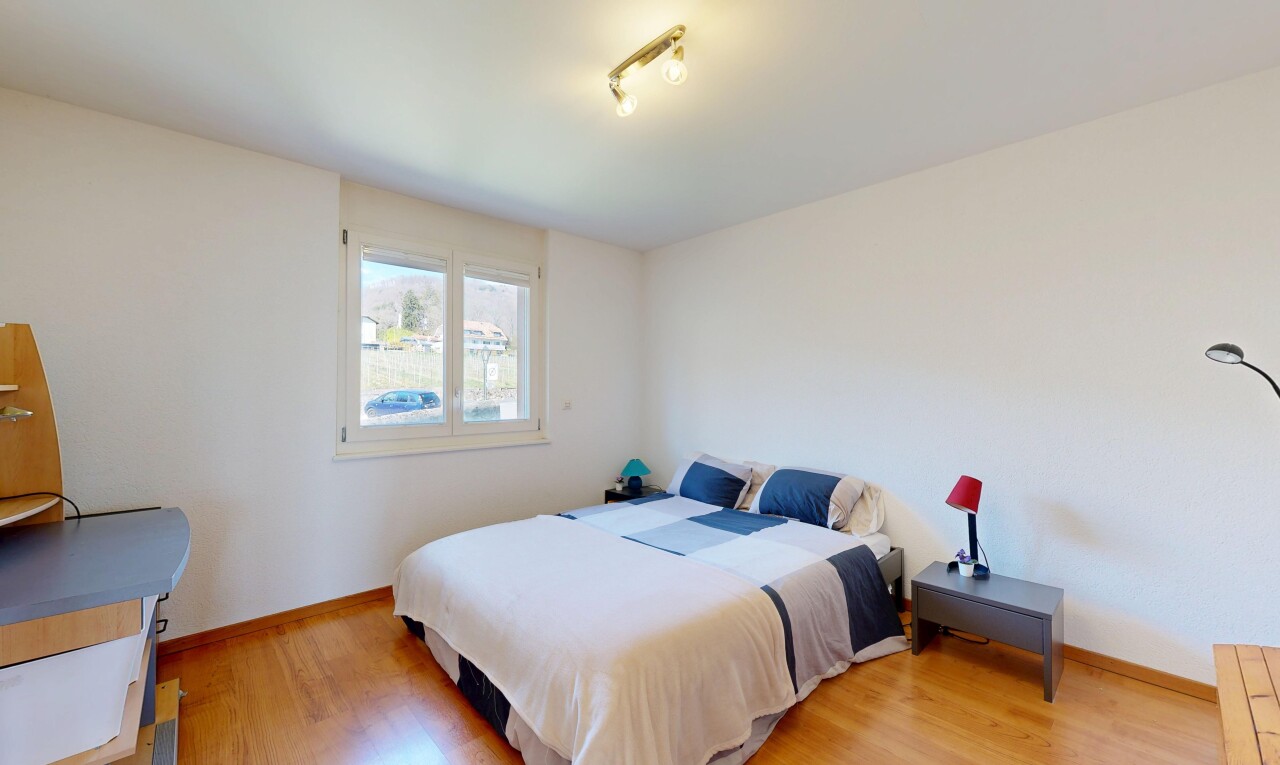 chambre avec inside property, cloison sèche, drywall, lumière naturelle, et natural light