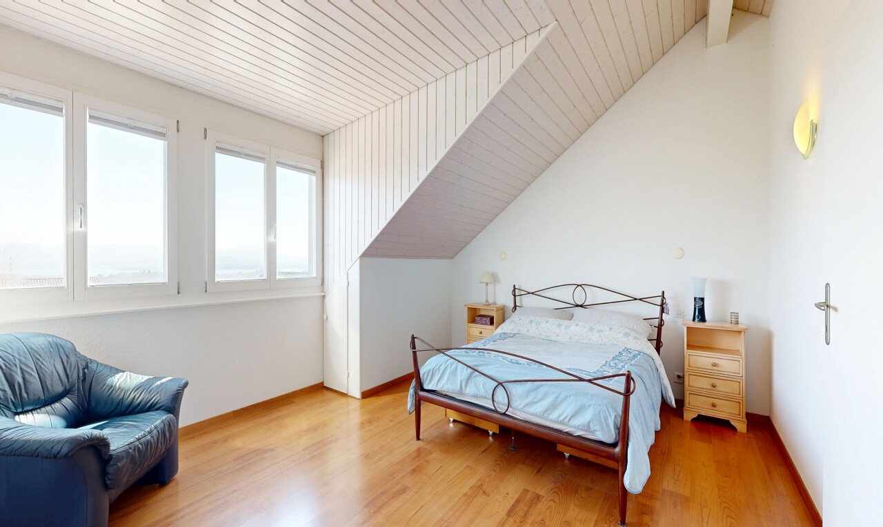 chambre avec inside property, wood finish floor, sol en finition bois, natural light, et lumière naturelle