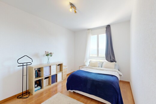 chambre avec sol en finition bois, wood finish floor, inside property, lumière naturelle, et natural light