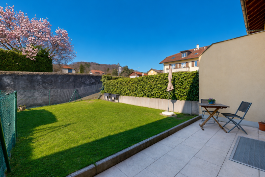 terrasse avec from property, clôture, day time, et pelouse