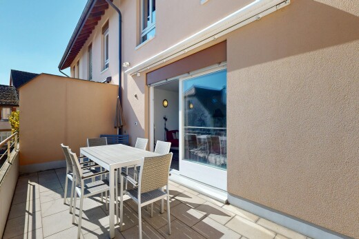 terrasse avec coin repas extérieur, terrasse, day time, et property visible