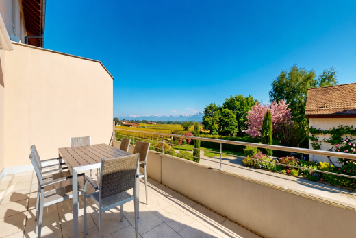 terrasse avec from property, terrasse, coin repas extérieur, et day time