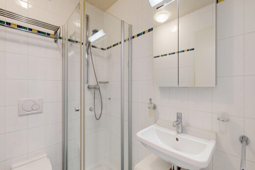 salle de bains avec tile wall, mur en carrelage, miroir, salle de bain complète, et douche