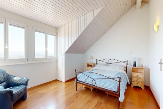 chambre avec inside property, wood finish floor, sol en finition bois, natural light, et lumière naturelle